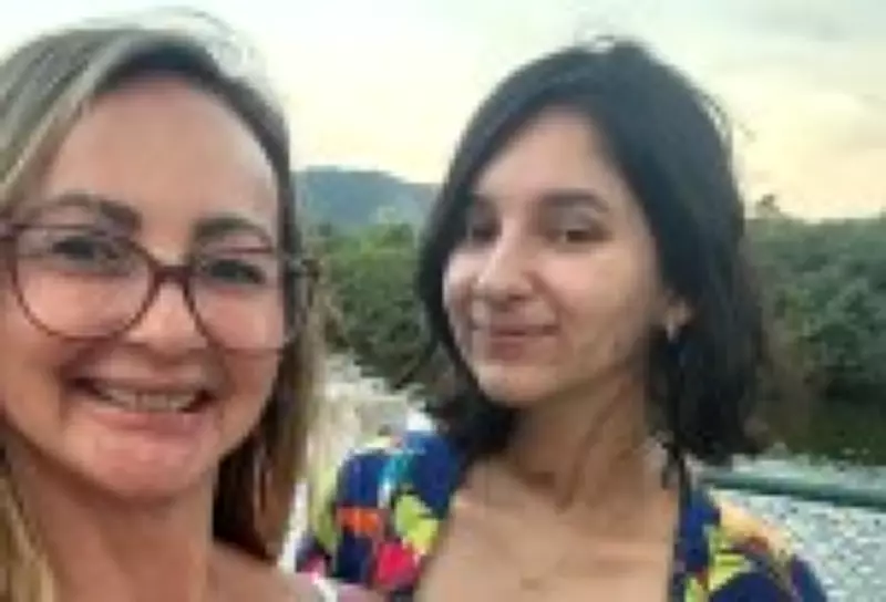 Jovem sobrevive a 30 facadas e celebra primeiro passeio após alta hospitalar