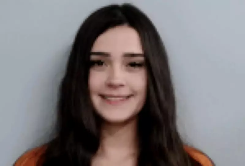 Jovem sorri em foto policial após atropelar quatro pessoas nos Estados Unidos