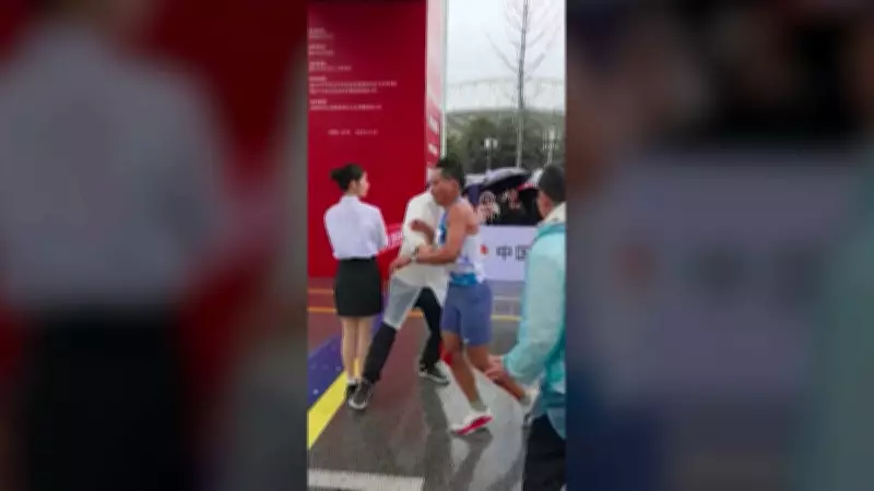 Juiz confunde atleta e tenta direcioná-lo para pista errada em maratona na China