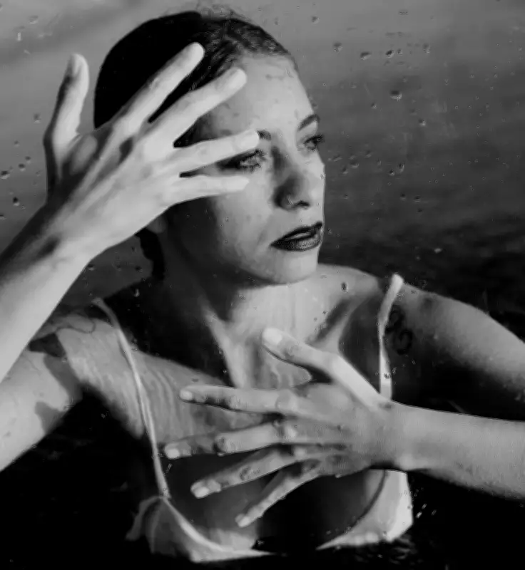 Julia Vargas lança álbum 'D'água' após sete anos de espera, com participações especiais