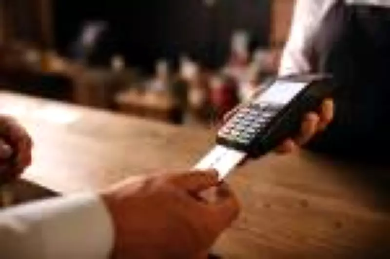 Juros do cartão de crédito atingem 436% ao ano e expõem distorção no Brasil