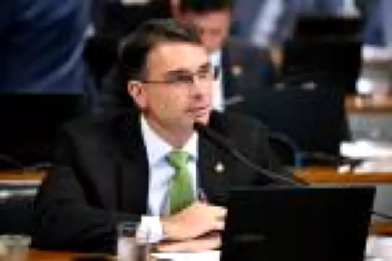 Justiça do DF ordena remoção de posts falsos com declarações inventadas de Flávio Bolsonaro sobre salário mínimo