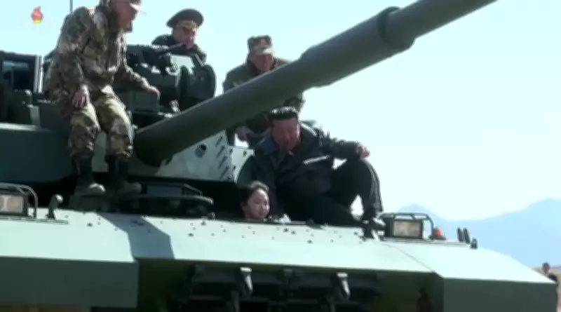 Kim Jong-Un leva filha de 13 anos em passeio de tanque em manobras militares