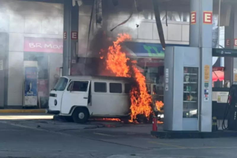 Kombi pega fogo após abastecimento em posto de Santos, SP; bomba e teto são atingidos