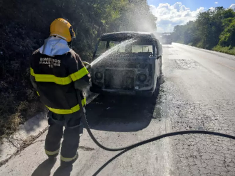 Kombi pega fogo na BR-251 em Francisco Sá; ninguém se fere no incidente