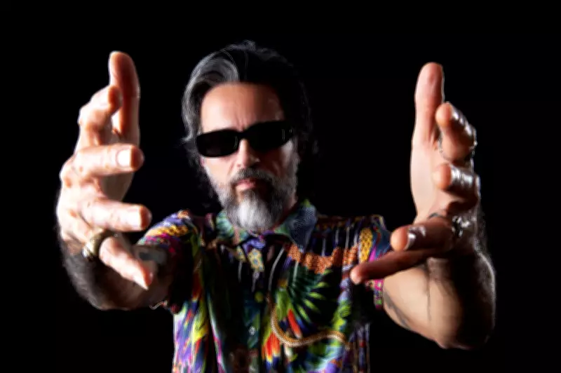 Lúcio Maia, ex-Nação Zumbi, anuncia segundo álbum solo para abril com estética futurista