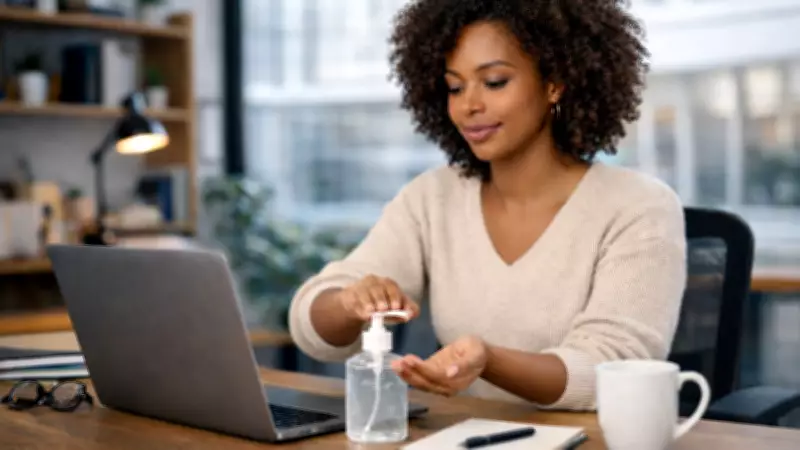 Álcool em gel se torna aliado indispensável na rotina urbana de higiene e autocuidado