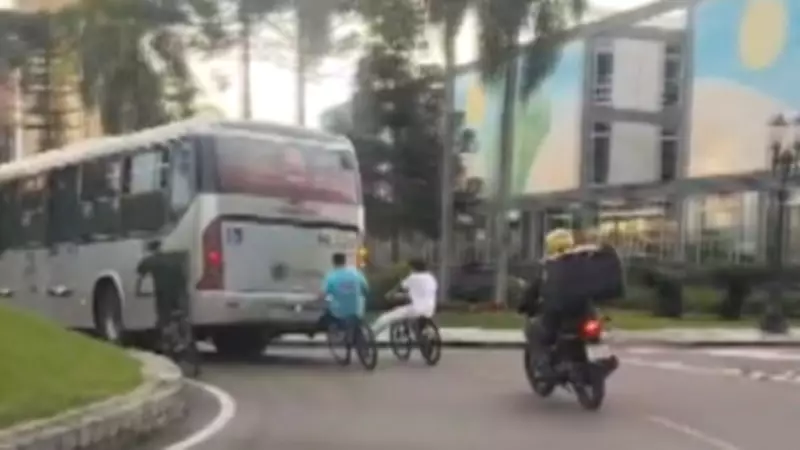 Lei que multa 'rabeira' em ônibus de Curitiba aguarda regulamentação da prefeitura