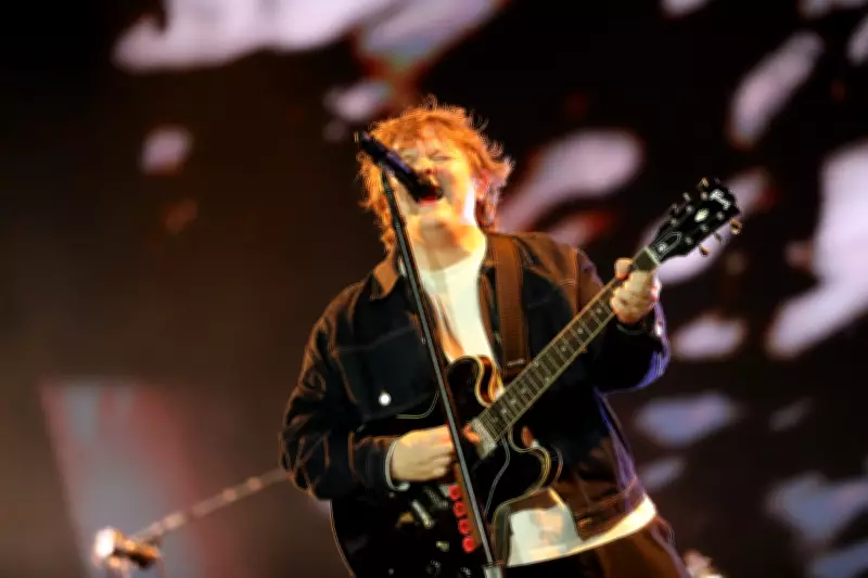 Lewis Capaldi emociona Lollapalooza Brasil com retorno triunfal após pausa por saúde