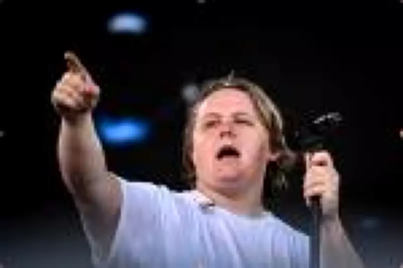 Lewis Capaldi enfrenta síndrome de Tourette no Lollapalooza em São Paulo