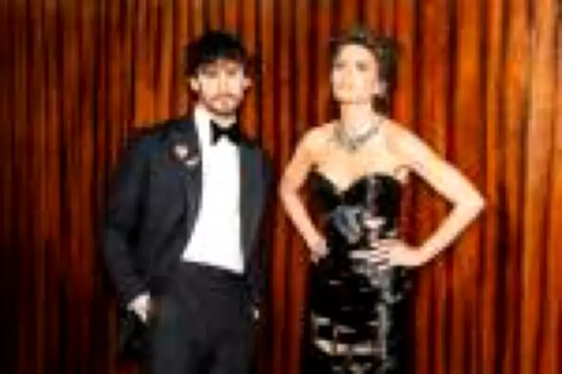 Lisa Rinna causa polêmica no Oscar com vestido feito de cabelo real