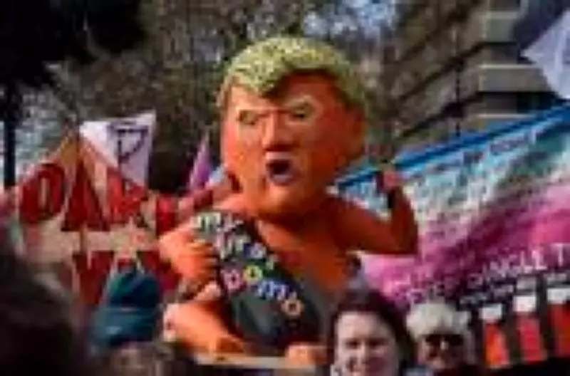Londres vê gigantesco protesto multicultural contra extrema direita e em defesa de causas sociais