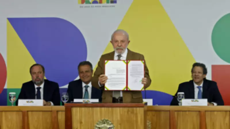 Lula reúne ministros para defesa do governo e prepara saída de 20 deles para eleições