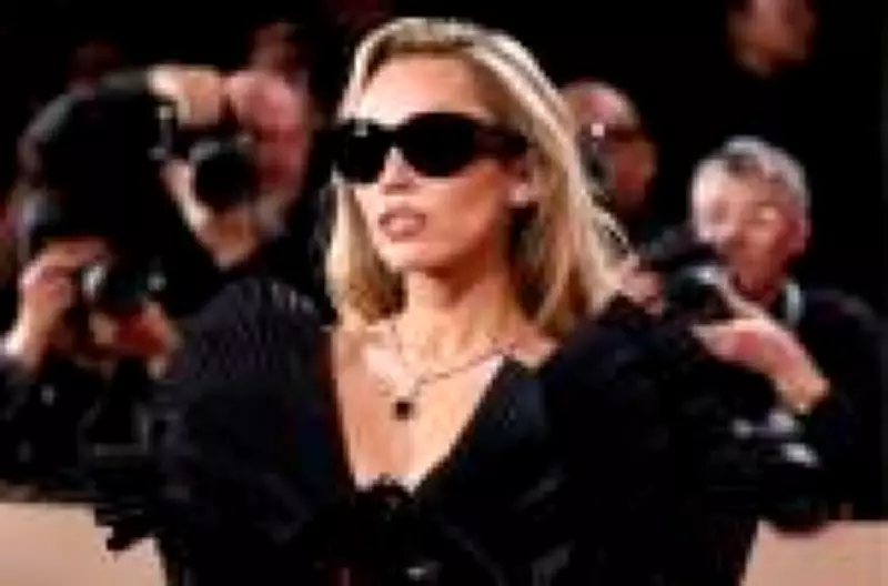 Macron reacende tendência dos óculos oversized como símbolo de poder e estilo na moda