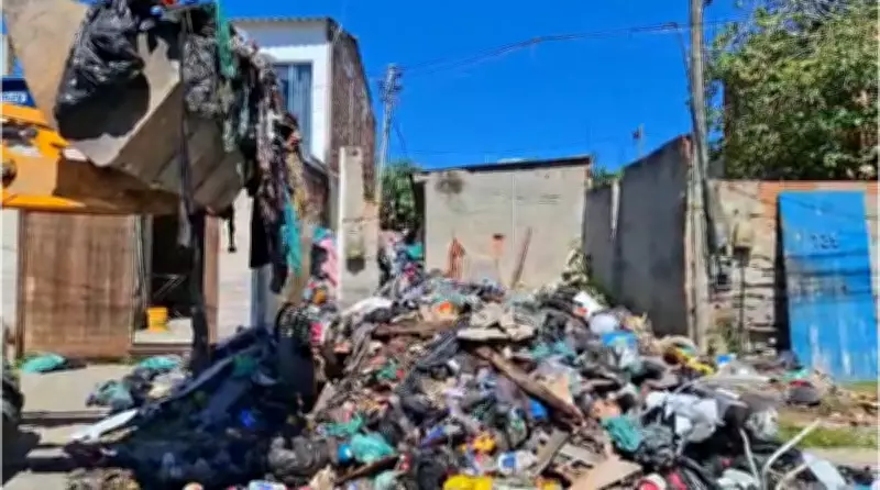 Mais de uma tonelada de lixo é retirada de residência após dois anos de acúmulo em Cabo Frio