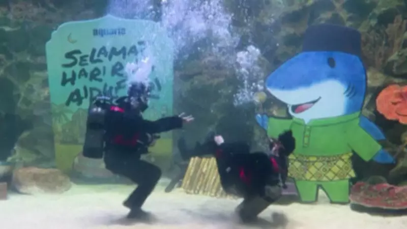 Malásia apresenta arte marcial subaquática em aquário gigante