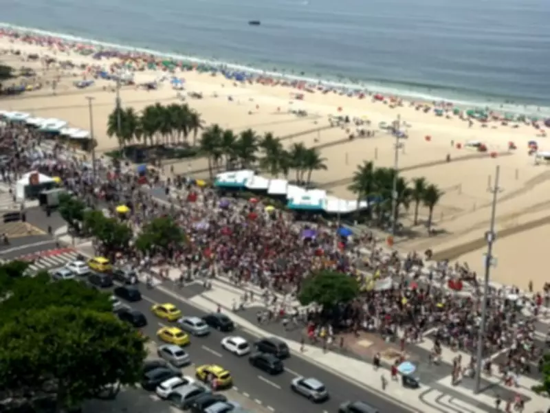 Manifestação em Copacabana reúne milhares contra violência às mulheres no 8 de Março