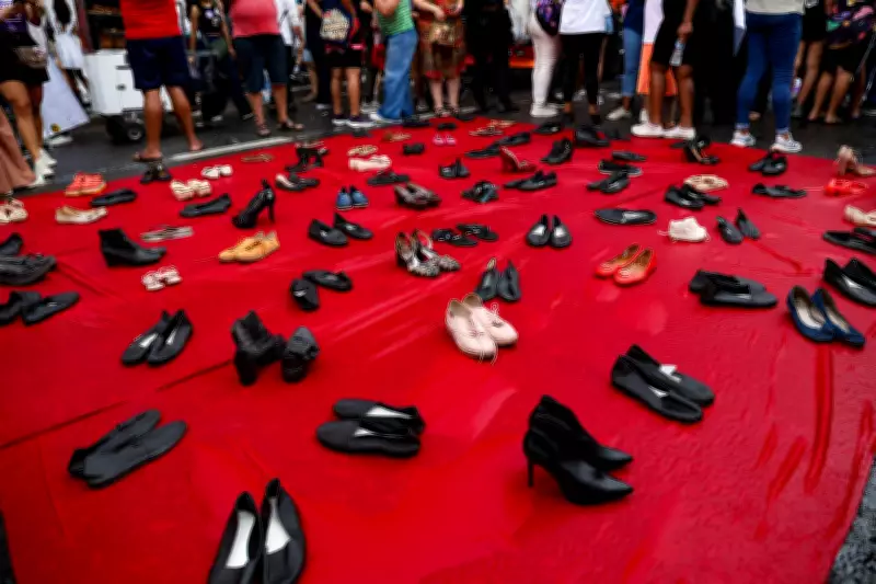 Manifestação pelo Dia da Mulher reúne milhares em SP, mas chuva dispersa ato