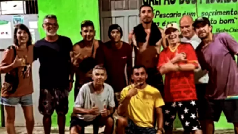 Manu Chao encanta pescadores com show íntimo em praia do Ceará