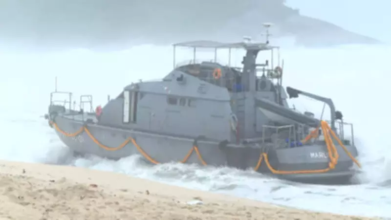 Marinha e Bombeiros enfrentam mar agitado para resgatar navio-patrulha encalhado no Rio
