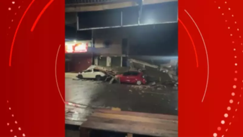 Marquise desaba sobre veículos em área comercial no centro de Macapá