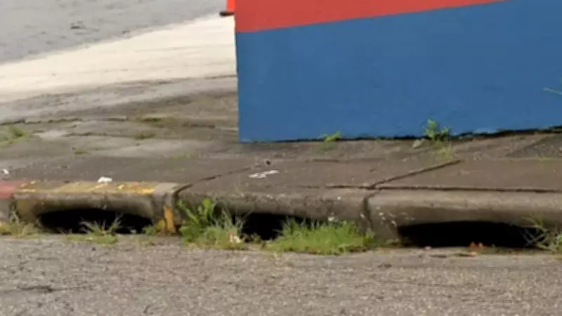 Mau cheiro em boca de lobo no Mogi Moderno incomoda moradores há mais de 10 anos