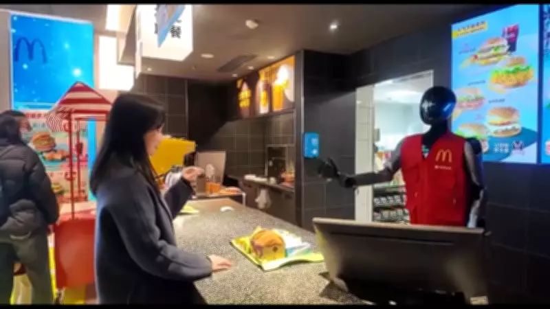 McDonald's em Xangai testa robôs humanoides para atendimento e entrega de alimentos