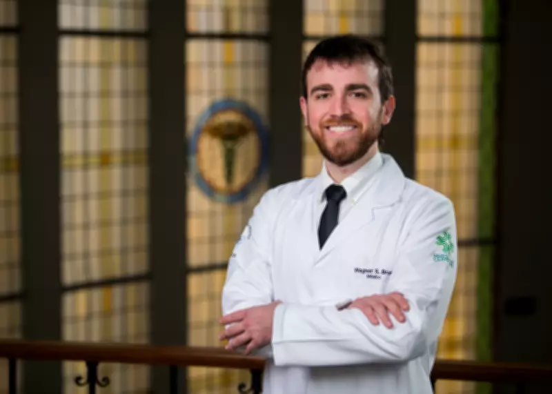 Médico brasileiro é premiado internacionalmente por pesquisa revolucionária sobre Alzheimer