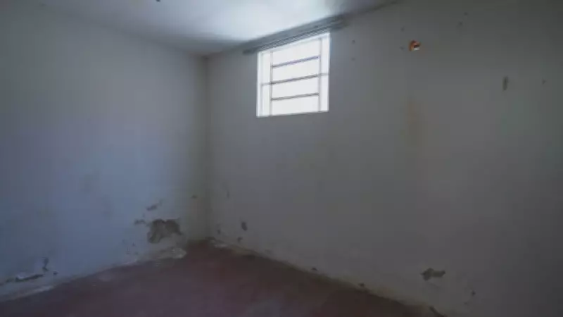 Mãe de João Gomes emociona ao revisitar casa da infância do cantor em Petrolina