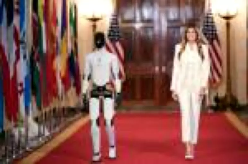 Melania Trump leva robô humanoide à Casa Branca em cúpula sobre IA na educação