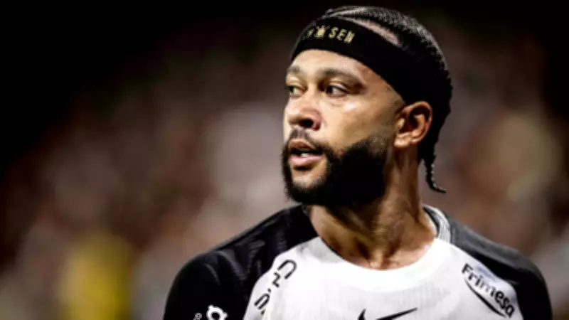 Memphis Depay usa celular no banco do Corinthians e pode ser punido pela CBF