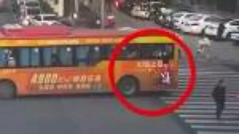 Menina escorrega de janela de ônibus e é salva por policial em ação heroica na China