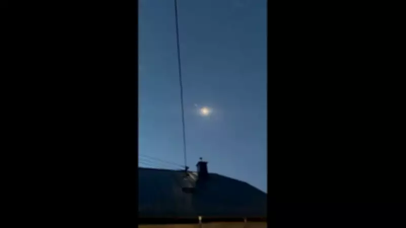 Meteorito atravessa céu alemão e perfura telhado de casa em Coblença