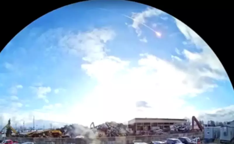 Meteoro cruza céu diurno nos EUA e assusta moradores com estrondo e tremor