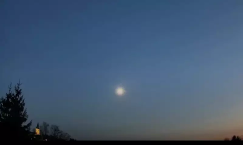 Meteoro cruza céu europeu e fragmentos atingem residência na Alemanha