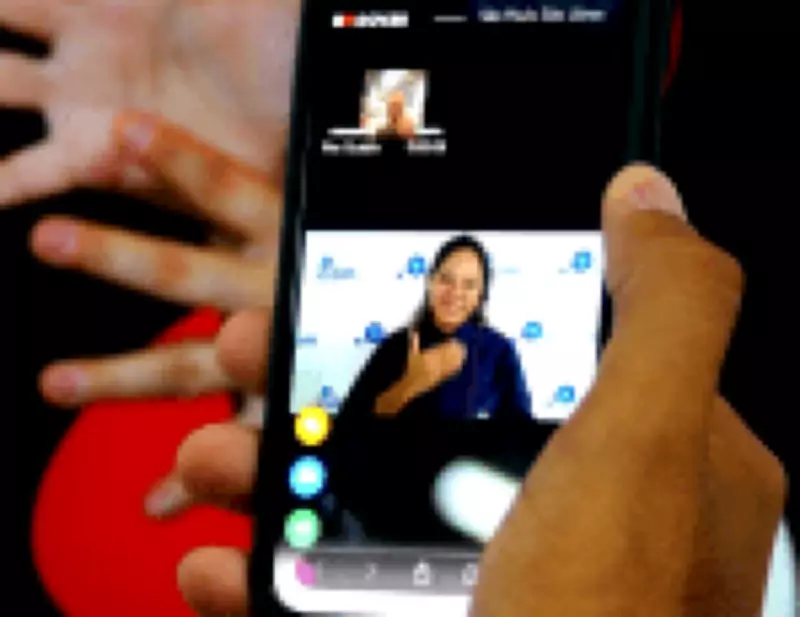 Metrô de São Paulo lança serviço de intérpretes de Libras por videochamada em 63 estações