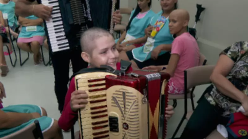 Michel Teló realiza sonho de adolescente com leucemia no Recife presenteando-o com sanfona