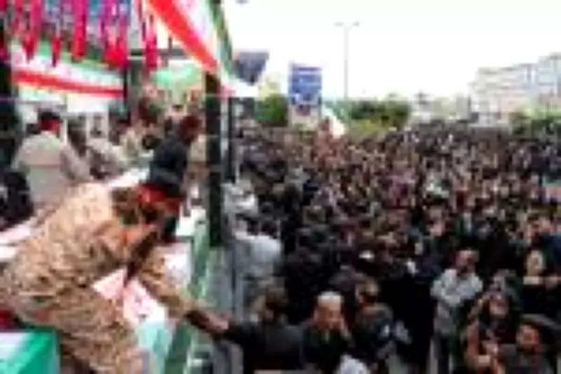 Milhares se reúnem em funeral coletivo de crianças mortas em ataque a escola no Irã