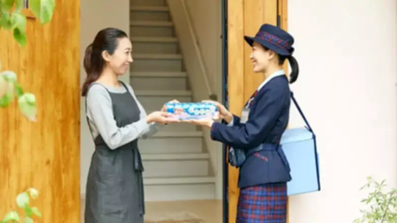 Moças do Yakult combatem solidão no Japão com entregas que vão além da bebida