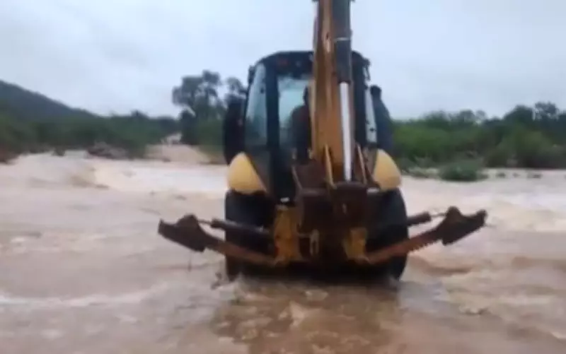 Moradora usa retroescavadeira para atravessar rio e chegar a hospital na Bahia após chuvas