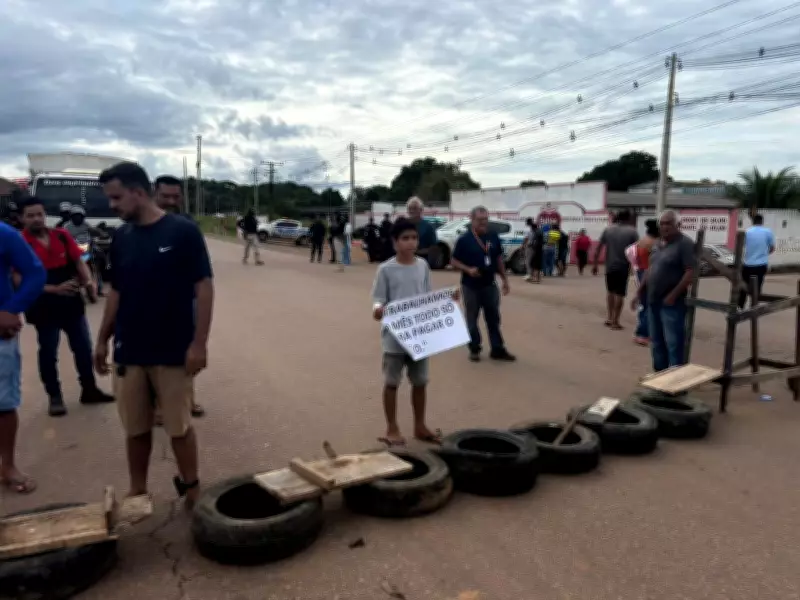 Moradores da Cidade do Povo bloqueiam BR-364 em Rio Branco em protesto por melhorias