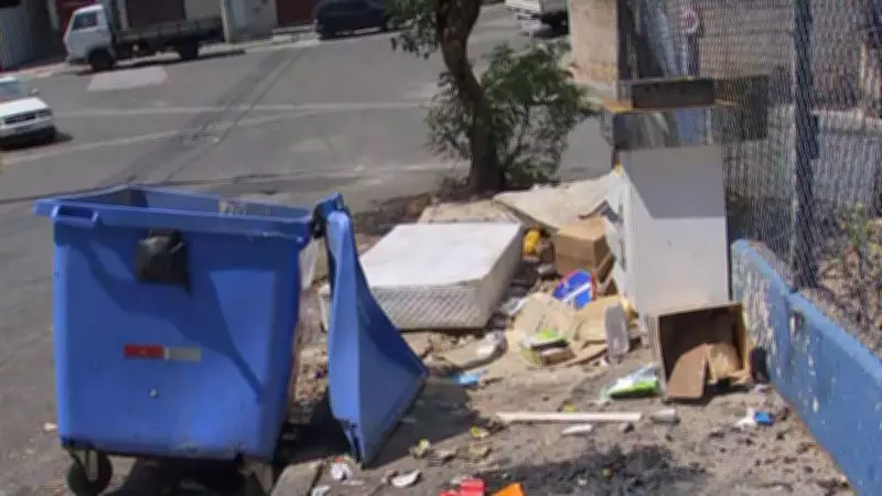 Moradores denunciam descarte irregular de lixo em frente a escola em Votorantim