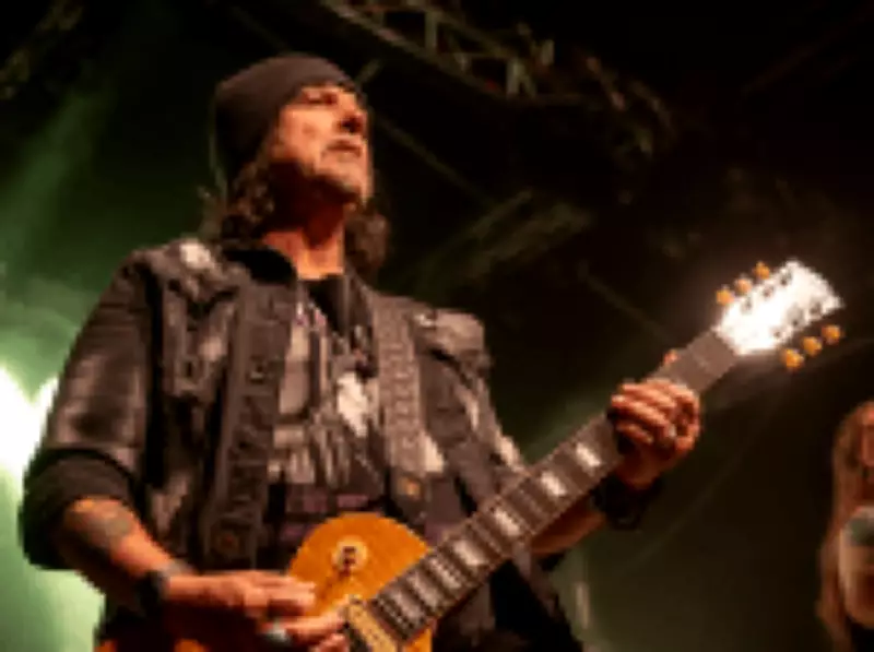 Morre Phil Campbell, ex-guitarrista do Motörhead, aos 64 anos após longa batalha