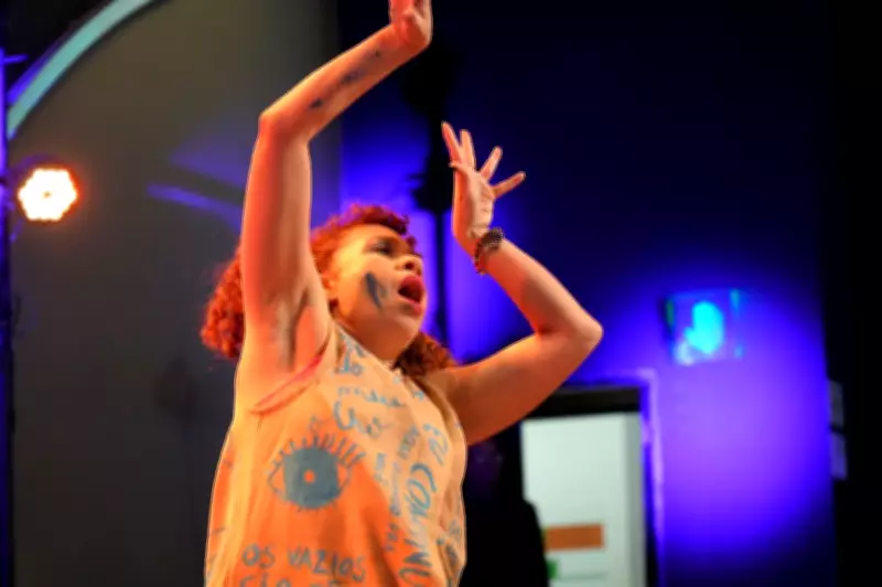 Mostra Surda de Teatro consolida Curitiba como polo da arte em Libras no Festival de Curitiba