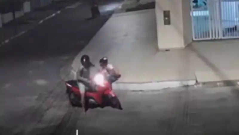 Motociclista é derrubada e tem moto roubada por dupla em Feira de Santana (BA)