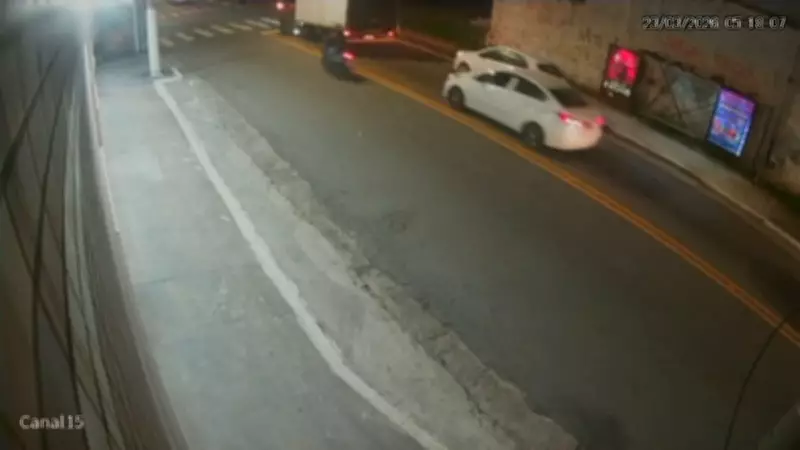 Motociclista é derrubado por caminhão ao tentar ultrapassagem perigosa na zona leste de São Paulo