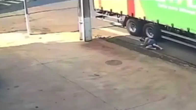 Motociclista escapa por pouco de ser atropelada por caminhão em Arapongas, no Paraná