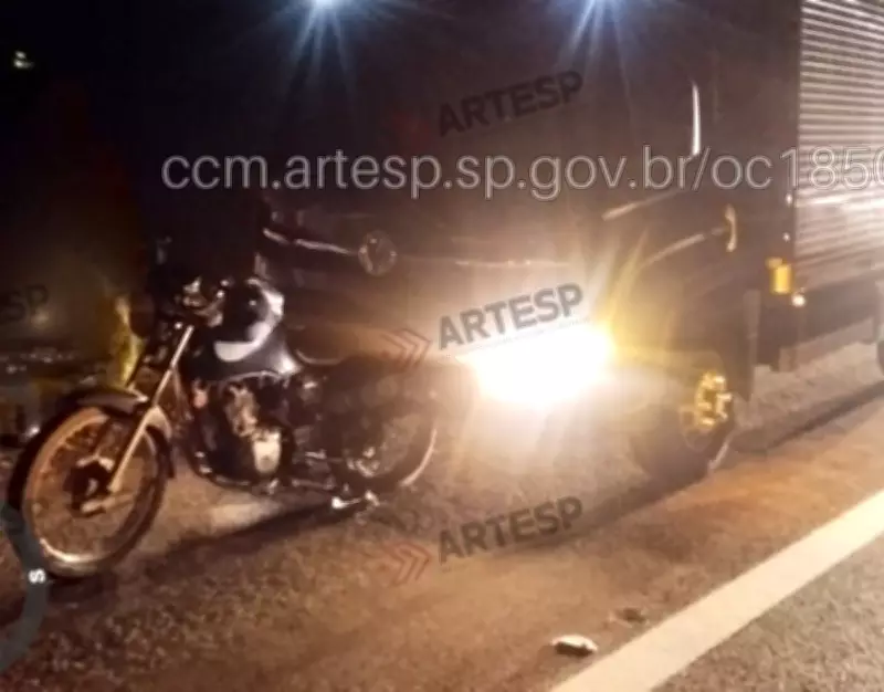 Motociclista morre após colidir com caminhão e ser atropelado por carreta em Gália