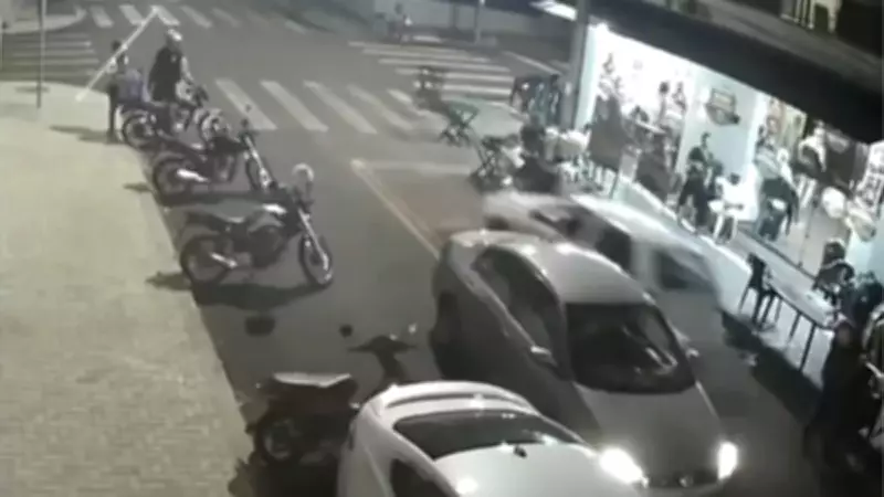 Motorista atropela pedestres e foge após acidente fatal no Paraná