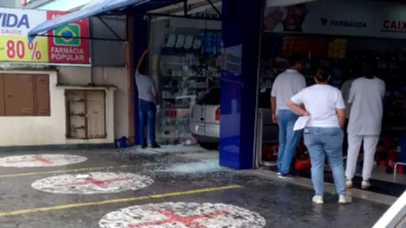 Motorista confunde pedais e carro invade farmácia no Centro de Campo Limpo Paulista